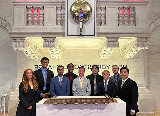 博彩平台推荐 Finance Club members at the New York Stock Exchange